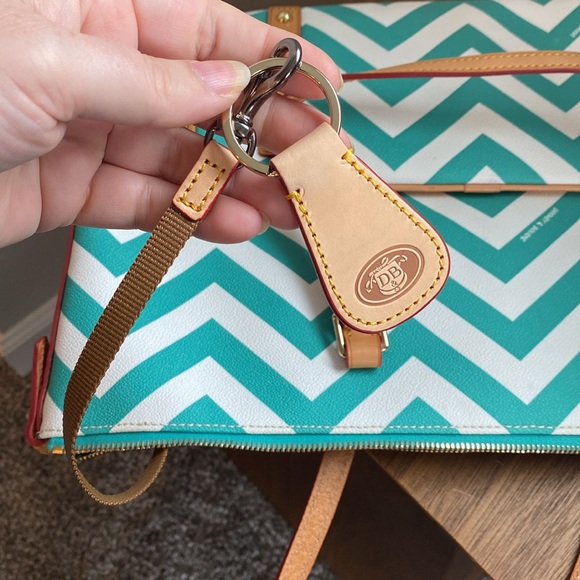 Dooney & Bourke Teal & White Chevron Large Tote, NWOT, Keychain, FC521 SE - Picture 11 of 13